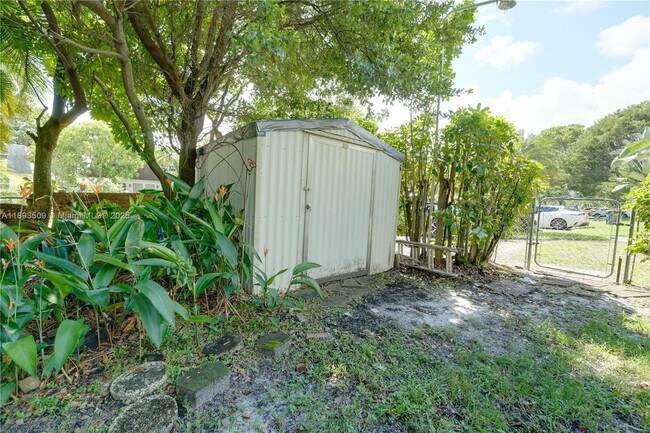 Building Photo - 2401 SW 58th Manor