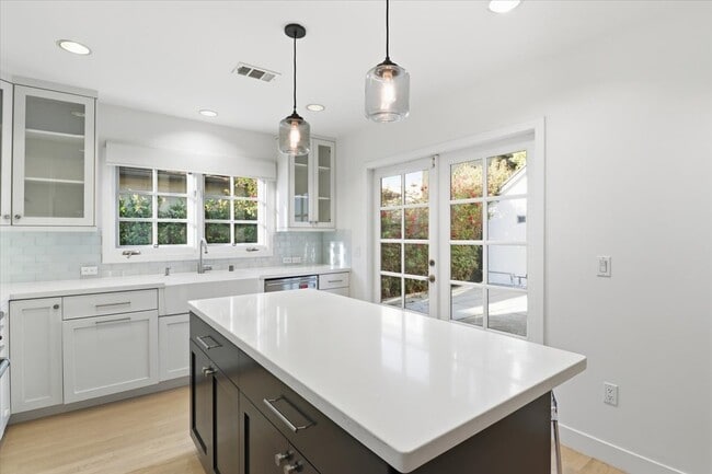 Building Photo - 2156 Linnington Ave