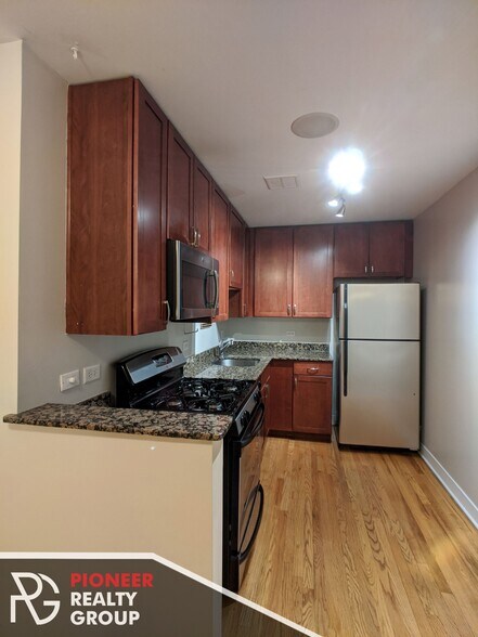 Building Photo - 643 W Wrightwood Ave