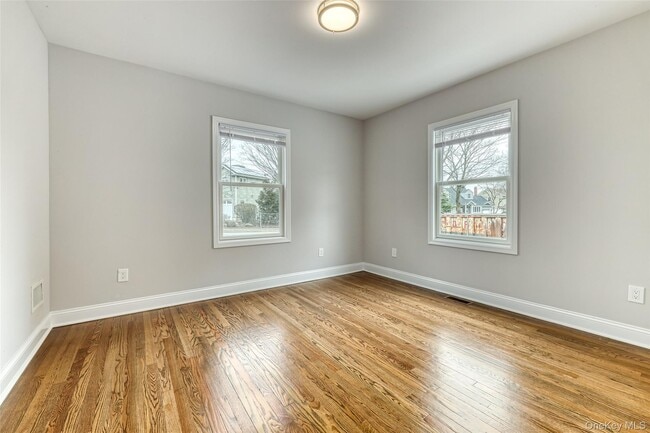 Building Photo - 479 Woodbury Rd