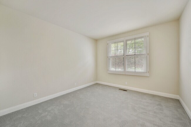 Building Photo - Luxury 4 bedroom/3 bathroom home in Menlo ...