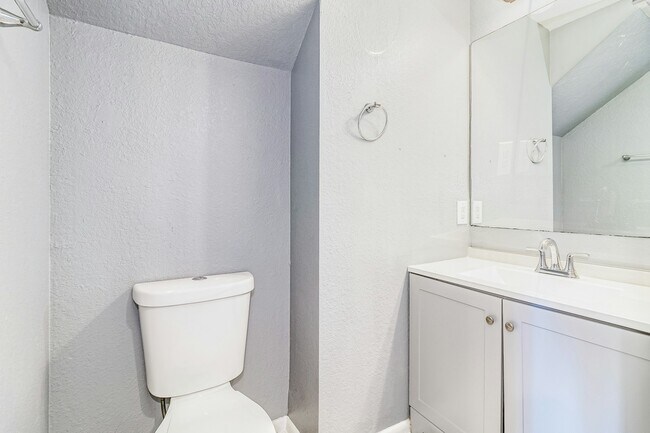 Building Photo - 2912 E Columbus Dr