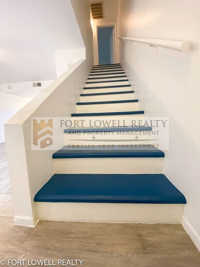 Building Photo - 2 Bed 2.5 Bath Townhome