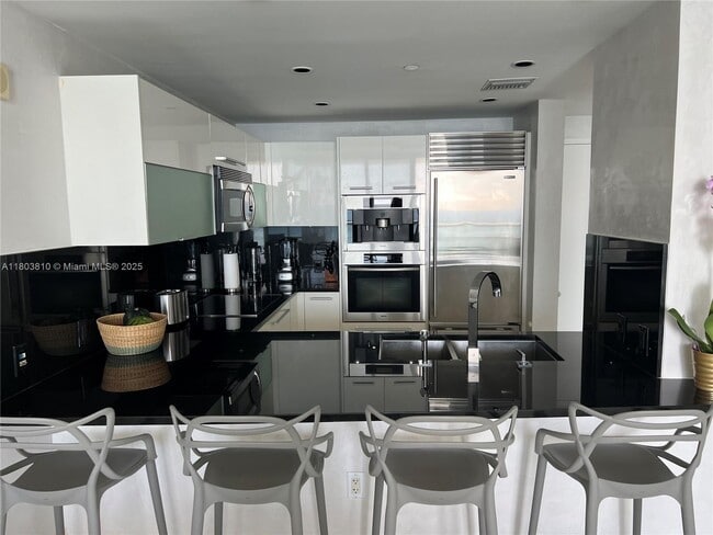 Building Photo - 17121 Collins Ave