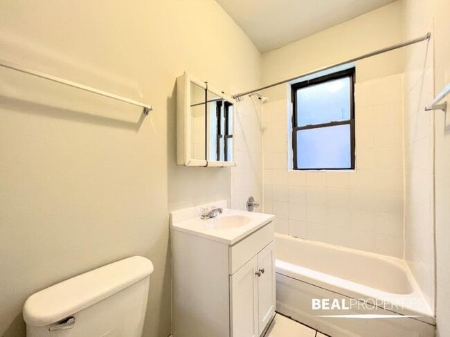Building Photo - 1 bedroom in CHICAGO IL 60613