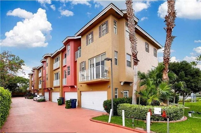 Building Photo - 2725 NE 8th Ave