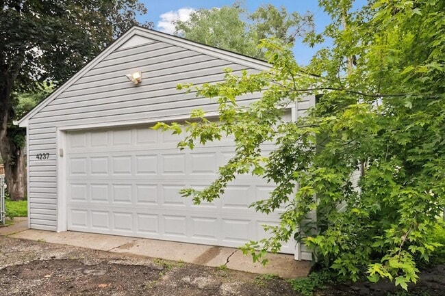 Building Photo - 4237 Ottawa Ave S