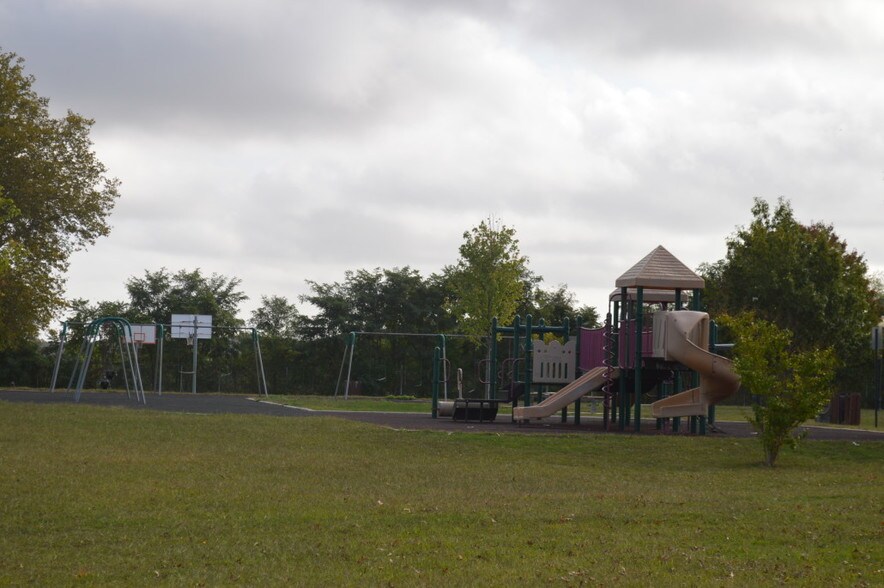 Have fun on the Playground - 110 4th Ave