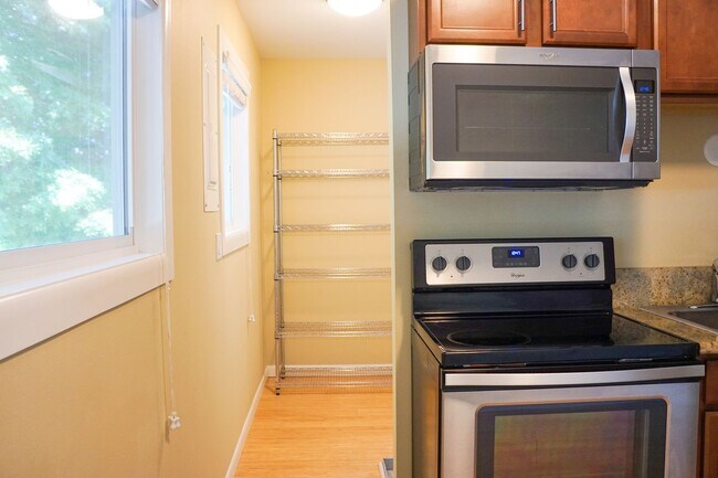 Building Photo - Top-Floor 2-Bedroom with Bamboo Flooring + Off-Street Parking!