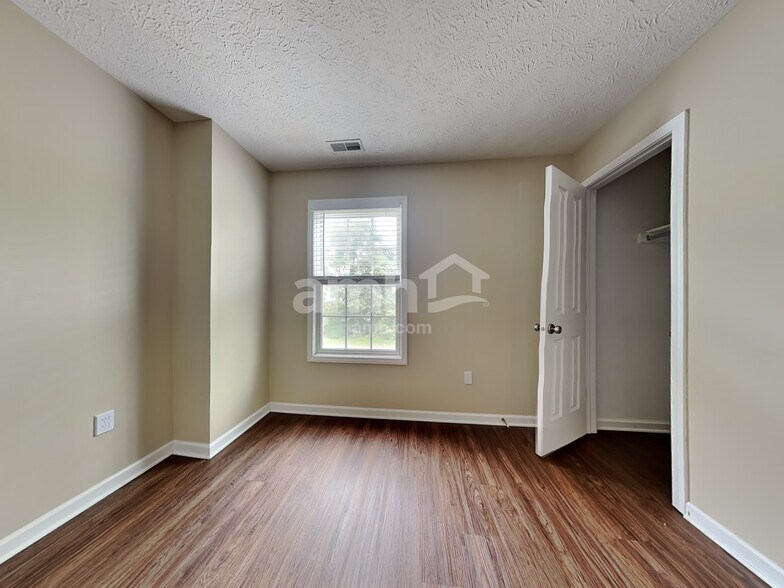 Building Photo - 551 Montgomery Dr