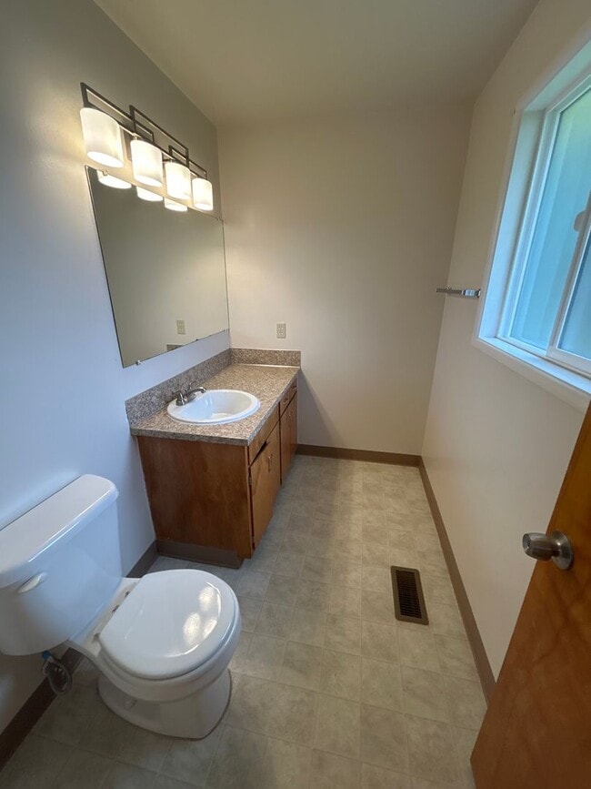 Building Photo - HALF OFF FEBRUARY RENT! 3 Bedroom 1.5 Bath in Desirable NW Corvallis