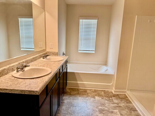 Building Photo - Beautiful 5 bedroom, 3 full bath home in D...