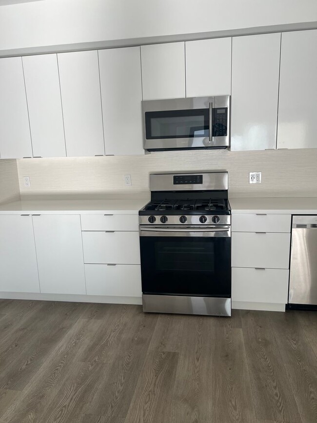 Building Photo - Modern Studio - Available NOW