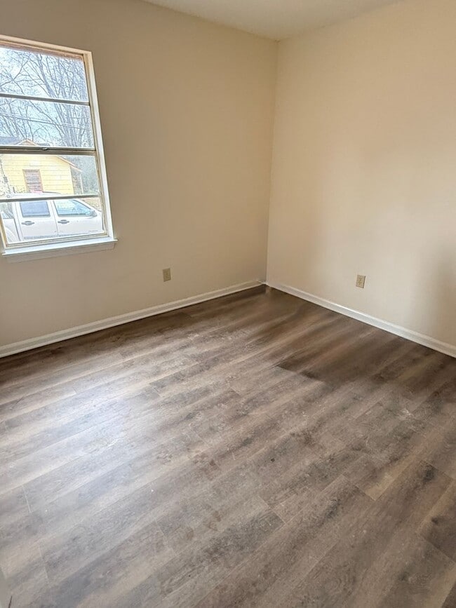 Building Photo - 4 bedroom 2 bath HOUSE!