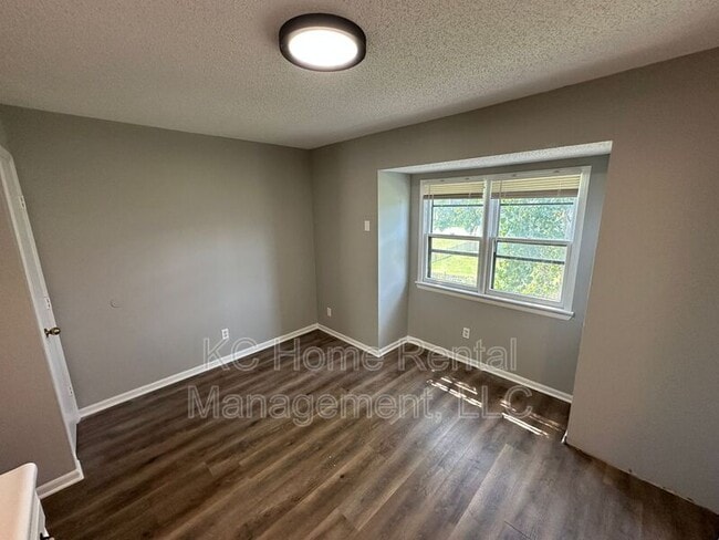 Building Photo - 433 Lee Dr