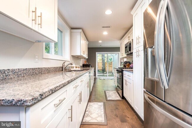 Building Photo - 8601 Cromwell Dr