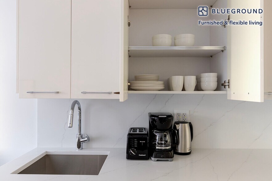 Building Photo - 49 E 34th St