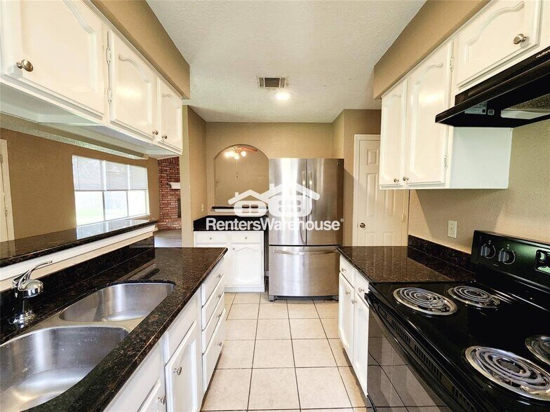 Building Photo - 1359 Tenderden Dr