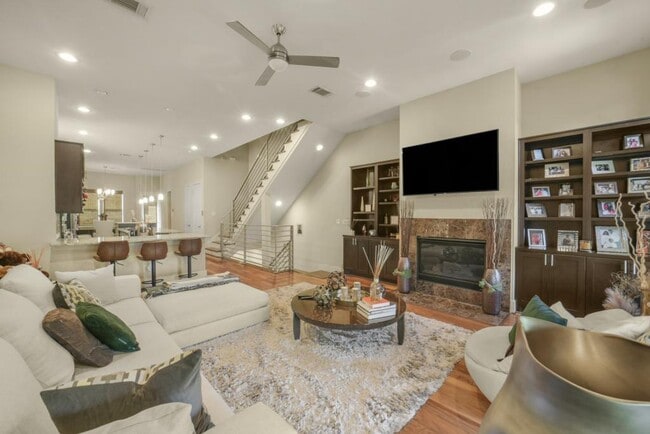Building Photo - 5425A Hidalgo St
