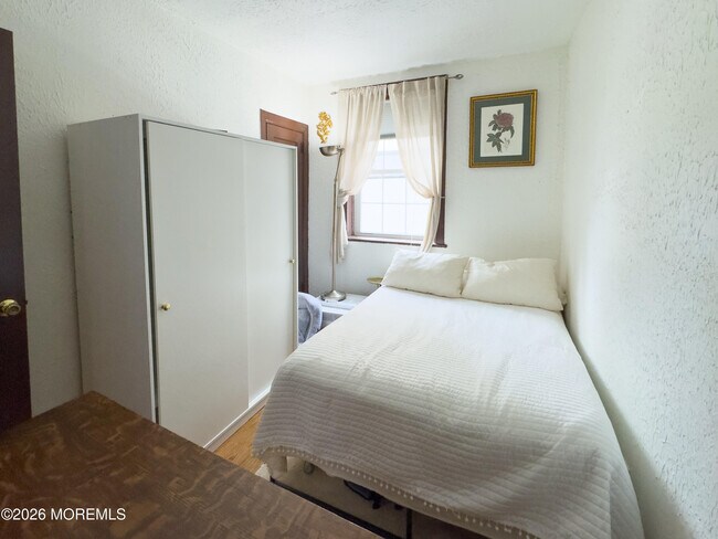 Building Photo - 19 Leroy Pl