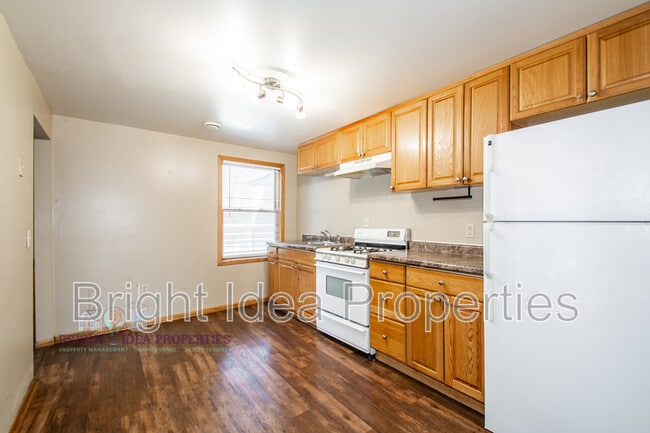 Building Photo - 863 Clark St N