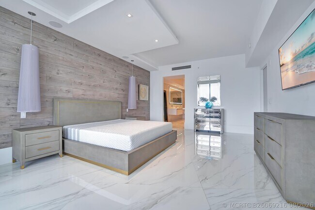 Building Photo - 5000 Island Estates Dr