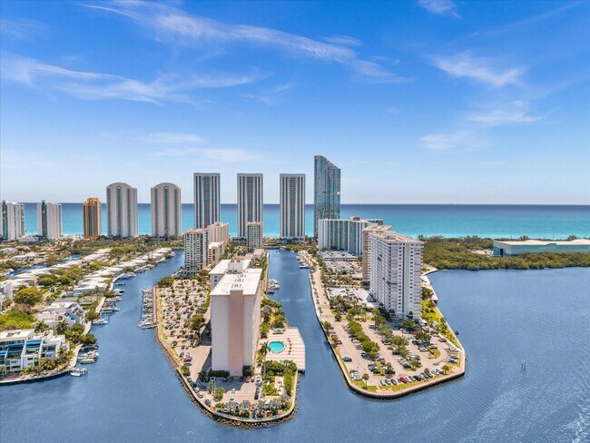 Building Photo - 500 Bayview Dr