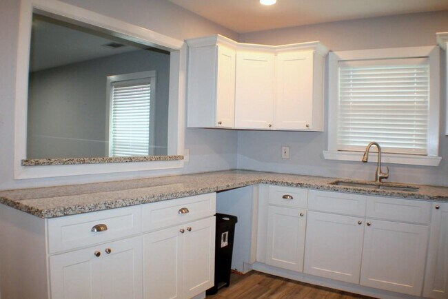 Building Photo - 8241 Glenview Dr