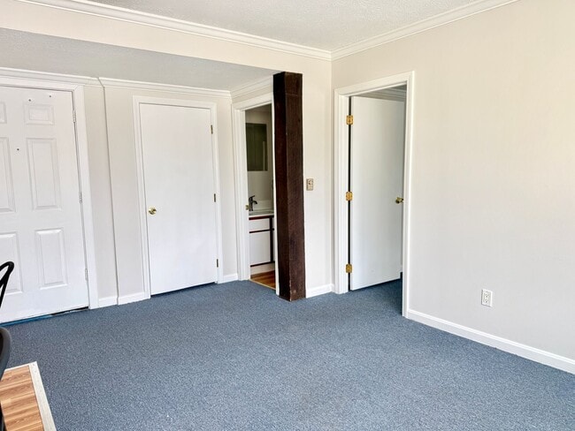 Building Photo - Well maintained inside and out