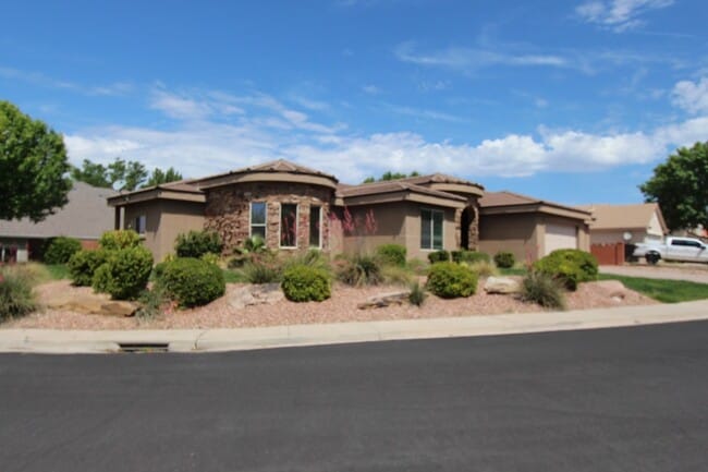 Building Photo - Spacious 3-Bed, 2-Bath Home with Open Floor Plan and Premium Amenities