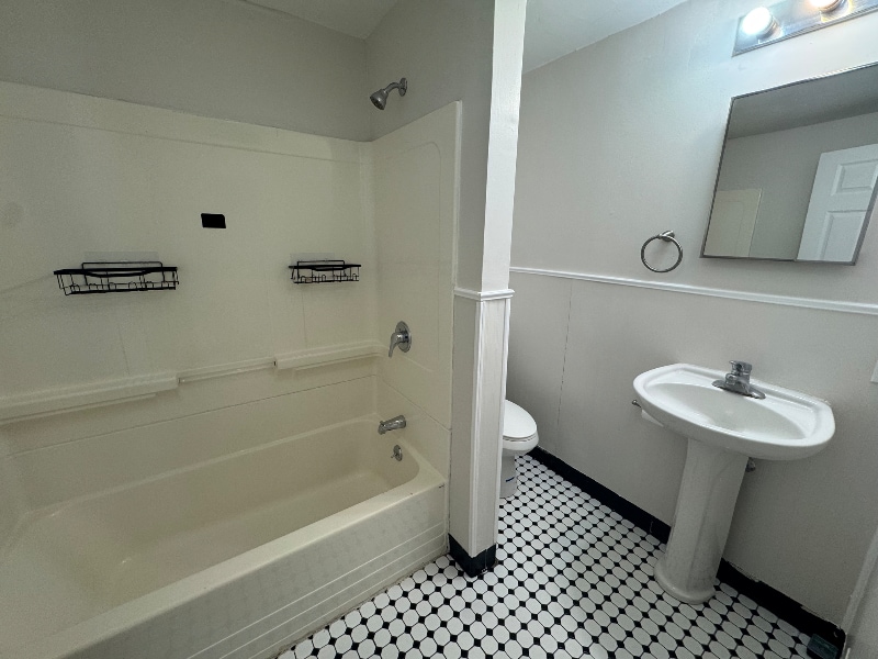 Building Photo - 416 Oak St