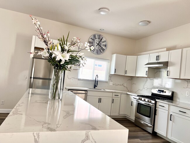 Building Photo - 9762 Palm Dr