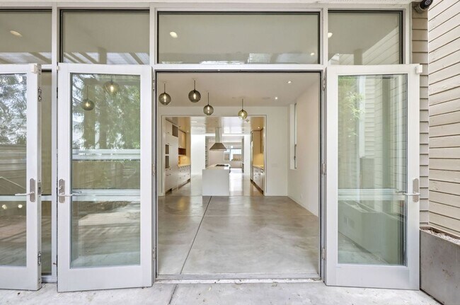 Building Photo - 1076 S Van Ness Ave