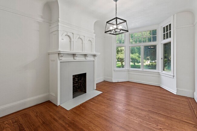 Building Photo - 1809 Oak St