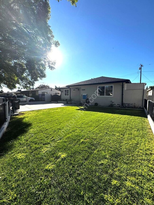 Building Photo - 1569 Carol Dr