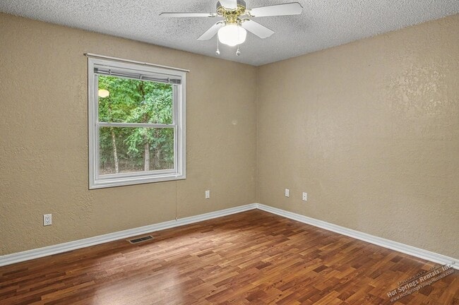 Building Photo - Spacious 3-Bedroom Home for Long-Term Lease in Hot Springs Village