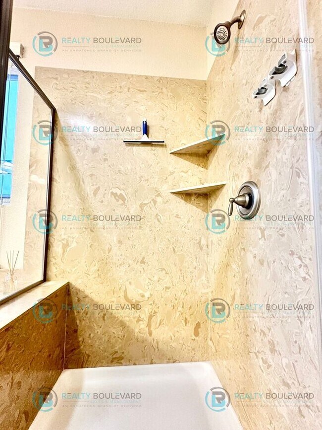 Building Photo - Spacious 4-Bedroom Gem in Somersett with S...