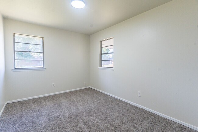 Building Photo - 4 Bedroom Must See!!