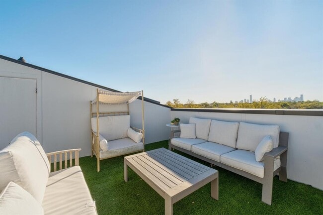 Building Photo - 3406 E 17th St