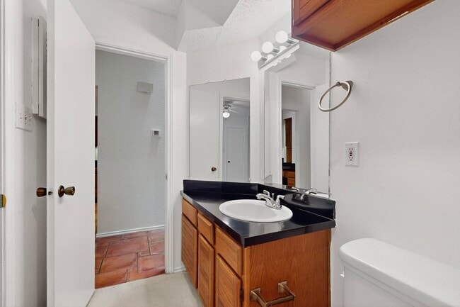 Building Photo - Spacious Townhome with Lake Views on a Pri...