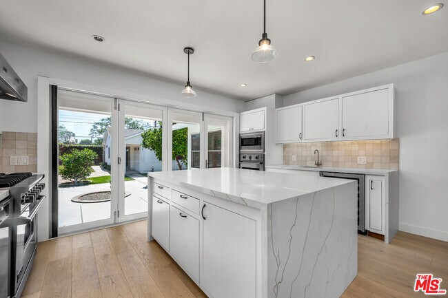 Building Photo - 854 25th St