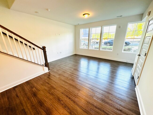 Building Photo - 607 Mkt Grv Dr