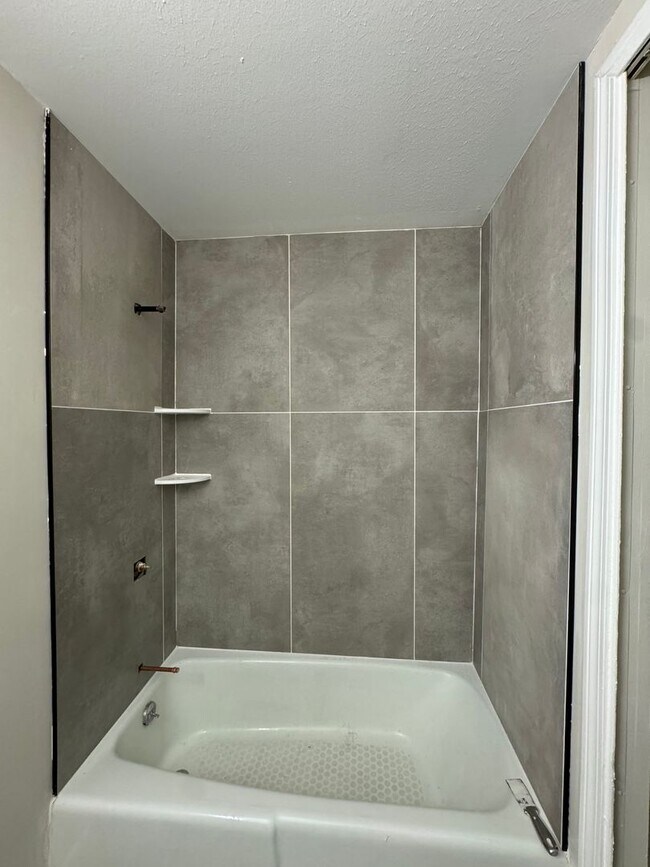 Building Photo - Spacious 1 Bed - 1 Bath Apartment in Cranston