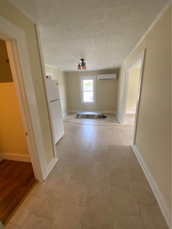 Building Photo - 724 W Main St