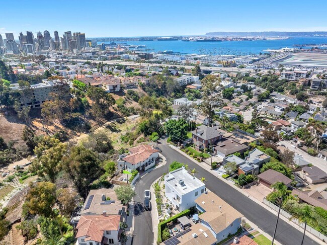 Building Photo - Gorgeous 3 Bed/3 Ba Home Tucked Away in th...