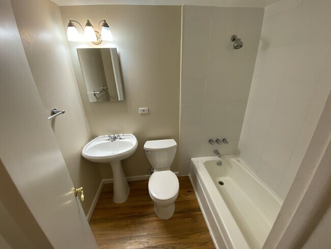 Building Photo - 2 Bed 1 Bath Condo in Capital Hill near Cheesman Park