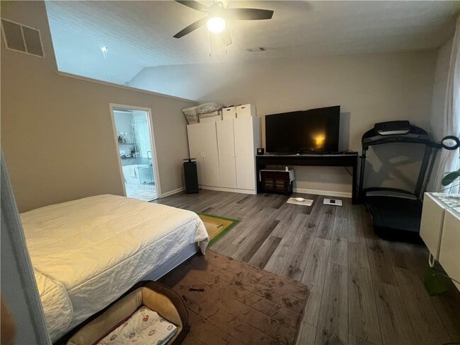 Building Photo - 130 Morning Glen Dr