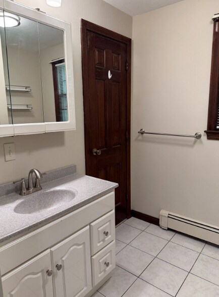 Building Photo - 17 Circle Rd