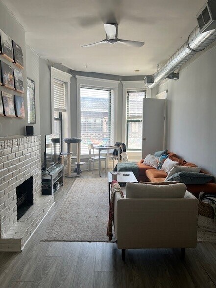 2852-2 Living Room - 2850 N. Clark Street Apartments