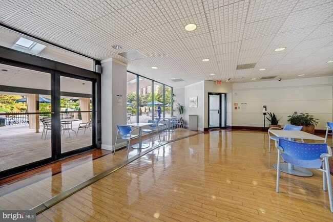 Building Photo - 307 Yoakum Pkwy